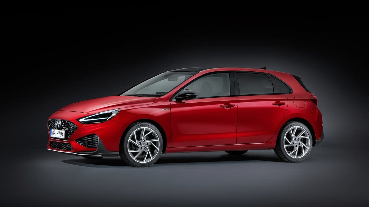 Mit neuem Schwung ins Rennen der Kompakten: Hyundai kündigt den aufgefrischten i30 für den Frühsommer an. Mit neuem Schwung ins Rennen der Kompakten: Hyundai kündigt den aufgefrischten i30 für den Frühsommer an.