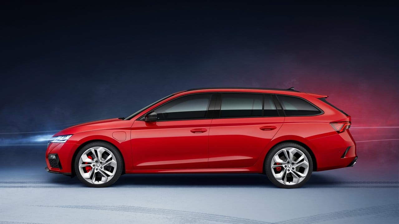 Sause mit Stromzufuhr: Mit dem Octavia als Limousine und Combi (Bild) bietet Skoda erstmals auch ein sportliches RS-Modell als Plug-in-Hybrid mit 180 kW/245 PS an.