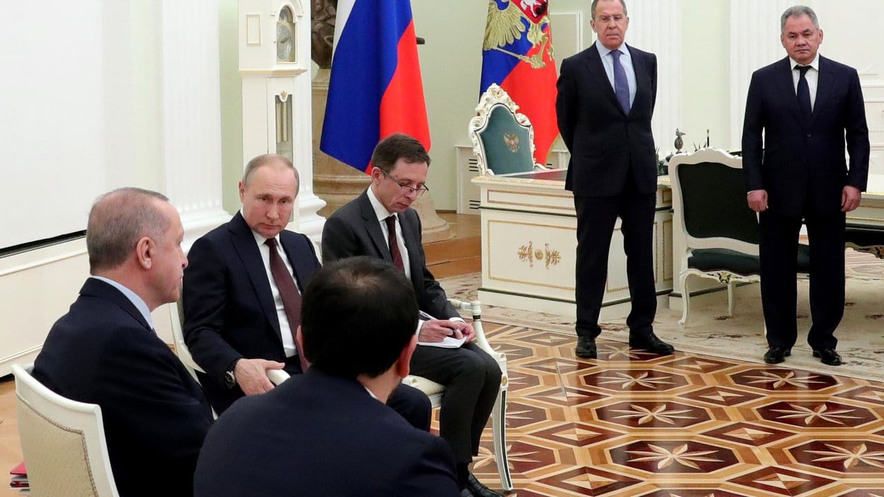 Wladimir Putin und Recep Tayyip Erdogan (l) sprechen im Kreml über die angespannte Lage im syrischen Idlib.