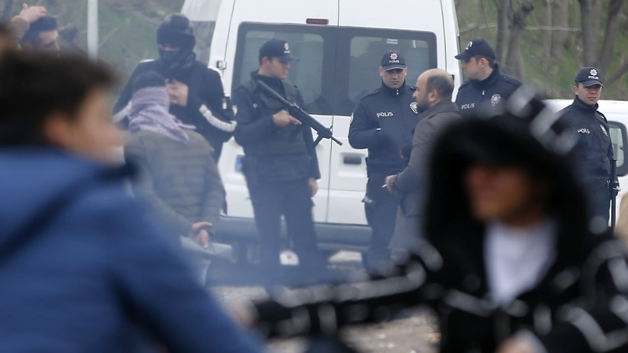 Türkische Polizisten stehen in Erdine nahe der türkisch-griechischen Grenze.