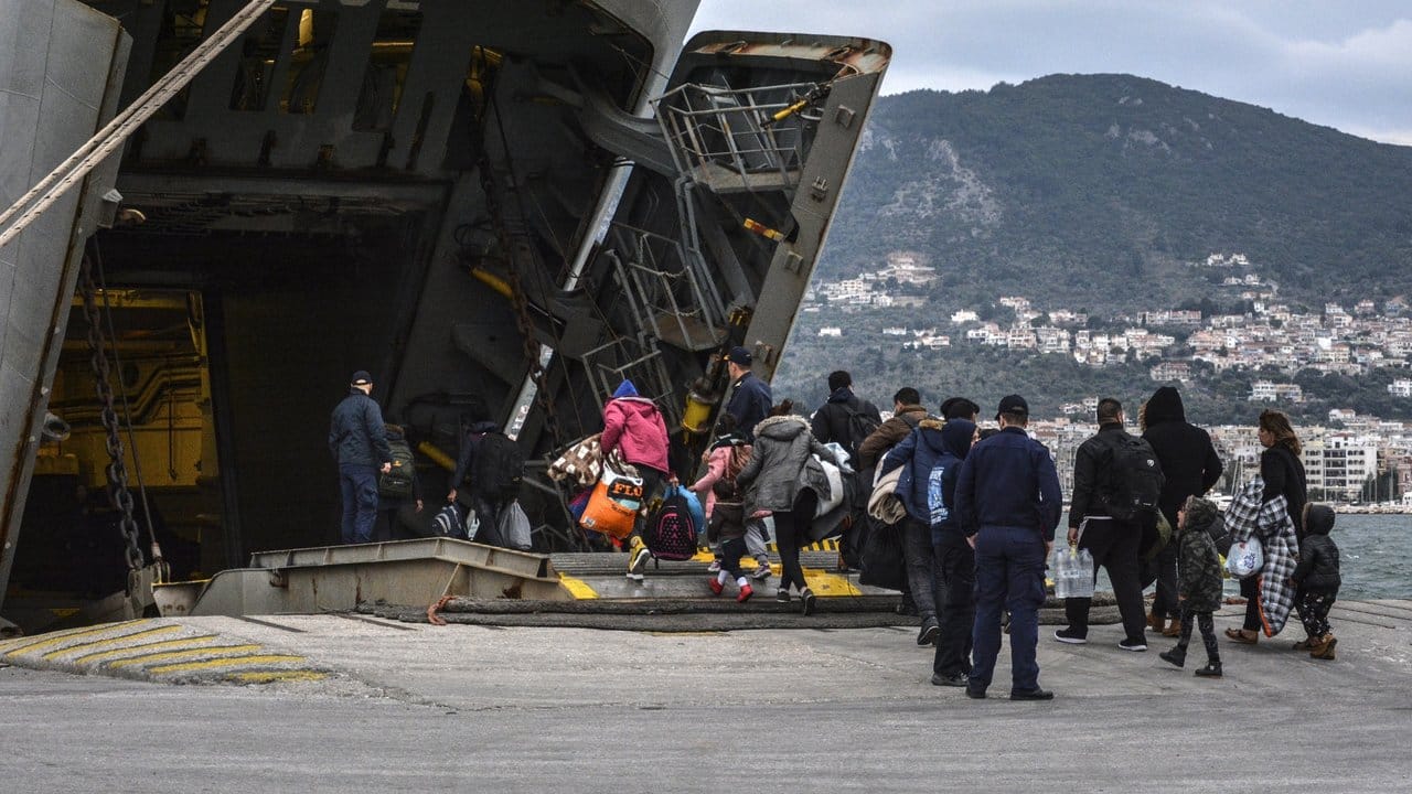 Im Hafen von Mytilini auf Lesbos gehen Flüchtlinge an Bord eines Schiffs der griechischen Marine.