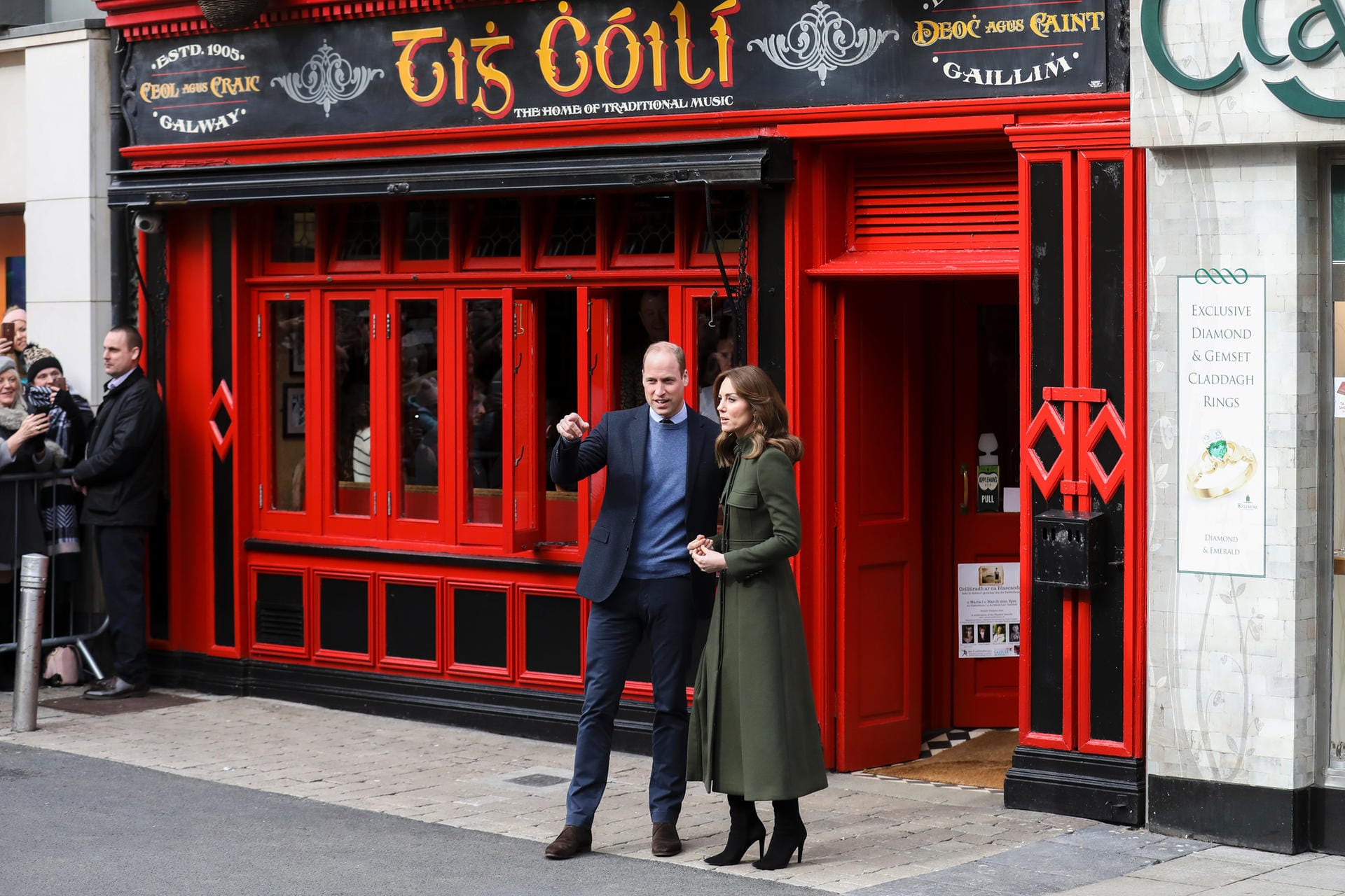Tag drei in Irland: William und Kate besuchen einen Pub in Galway.