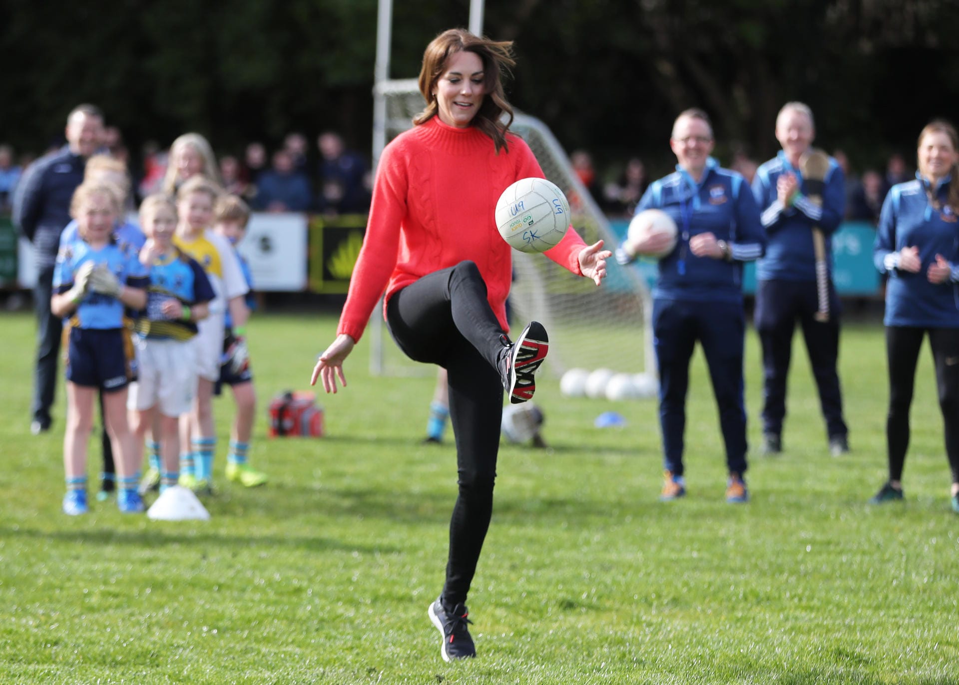 Herzogin Kate zeigt ihr Talent im Gaelic Football.