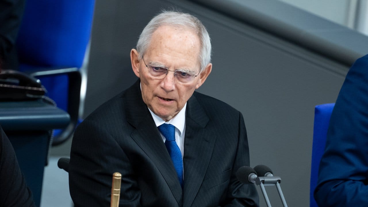 Bundestagspräsident Wolfgang Schäuble (CDU) eröffnet die Plenarsitzung im Deutschen Bundestag.
