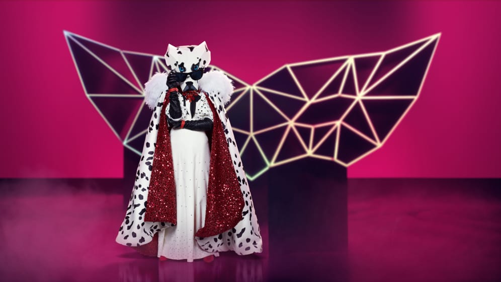"The Masked Singer": Der Dalmatiner ist eine echte Show-Diva. Der Saum des Samtkleides, Handschuhe, Gürtel und die handgefertigte XXL-Sonnenbrille sind mit mehreren hundert Swarovski-Steinen besetzt.