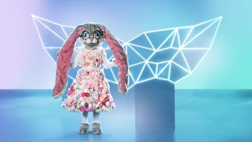 "The Masked Singer": Der Hase ist ein echter Romantiker und ein wenig schusselig. An seinem Kleid sind etwa 2.000 kleine und große Blumenköpfe einzeln per Hand angebracht worden.
