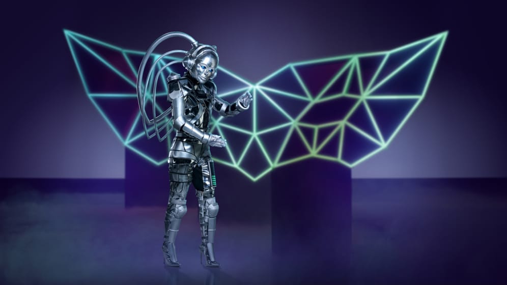 "The Masked Singer": Der Roboter zeigt Herz. Die Maske besteht aus etwa 250 Einzelteilen und in das Kostüm sind zwei Mini-Computer eingearbeitet. Die Fertigung des Roboters nahm mit etwa 600 Arbeitsstunden die meiste Zeit in Anspruch.