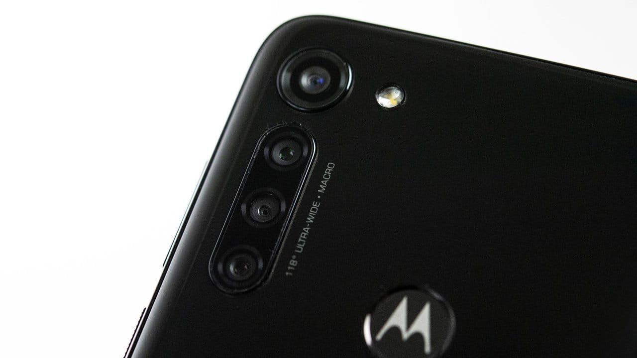 Vier Kameras, ein Fingerabdruckscanner, ansonsten chic gestreifter schwarzer Kunststoff auf der Rückseite des Motorola G8 Power.
