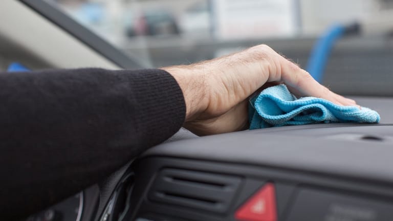Im Innenraum des Autos darf beim Saubermachen haushaltsübliches Spülmittel zum Einsatz kommen.