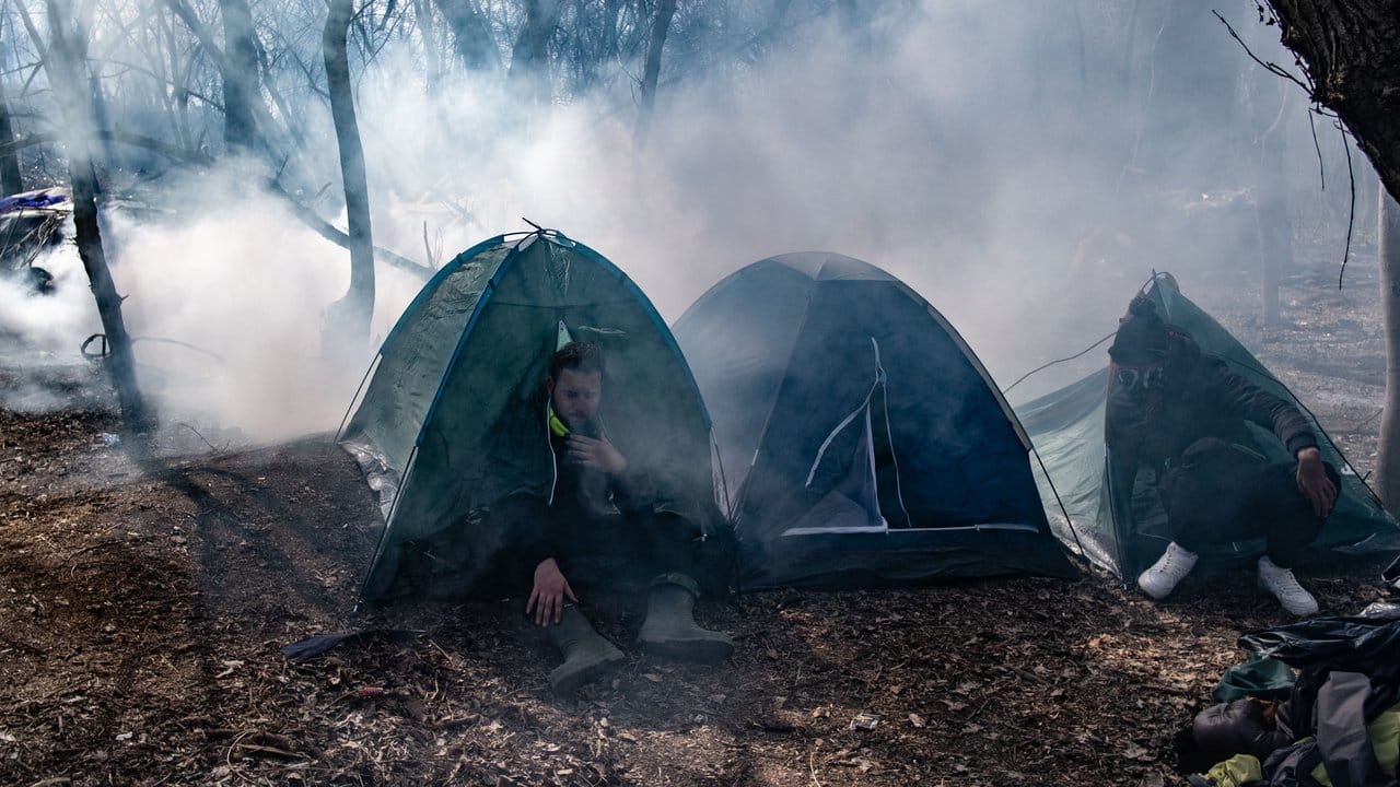 Ein Migrant sitzt in einem Zelt auf der türkischen Seite der Grenze.