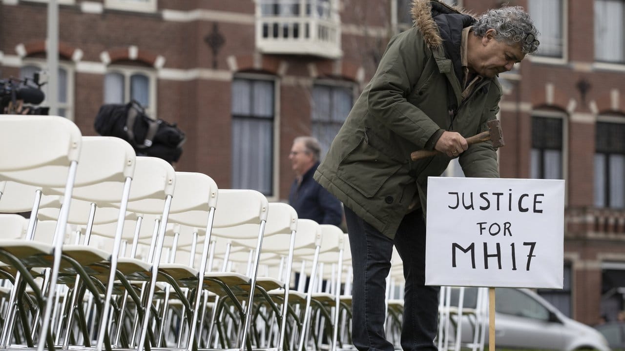 Eine Installation mit 298 symbolischen leeren Stühlen gegenüber der russischen Botschaft in Den Haag erinnert an die Opfer.