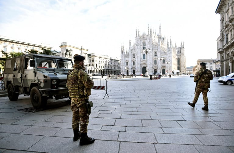 Militärpräsenz am Piazza del Duomo: Der Platz, auf dem der Mailänder Dom steht, ist bei Touristen sehr beliebt.