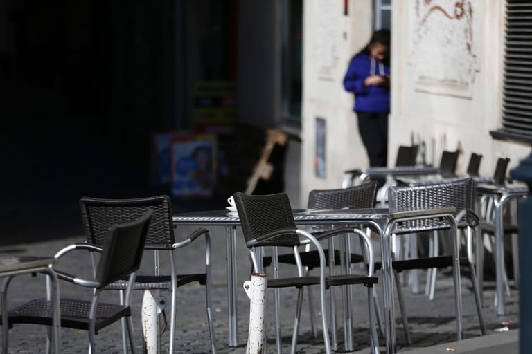 Leere Stühle eines Cafés in Rom: Aus Angst vor dem Coronoavirus versiegen aber die üblichen Touristenströme in Italien.