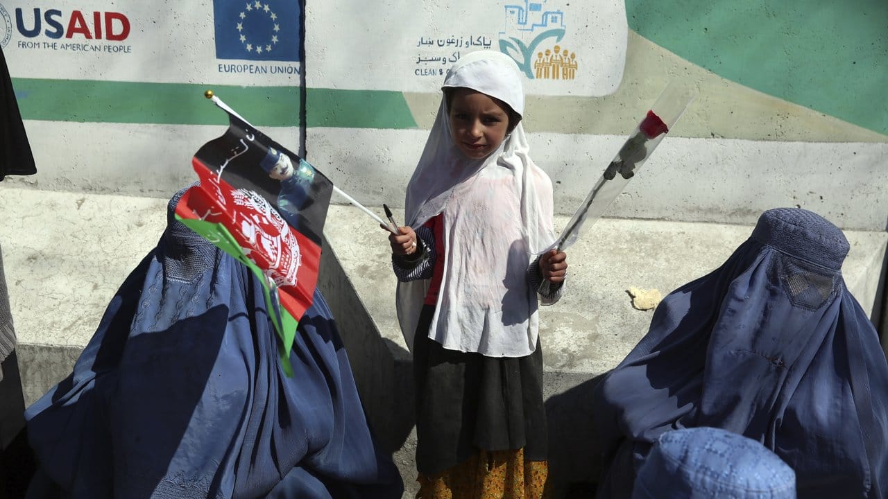 Ein junges Mädchen in der afghanischen Hauptstadt Kabul hält bei einer Veranstaltung zum Internationalen Frauentag eine Rose.
