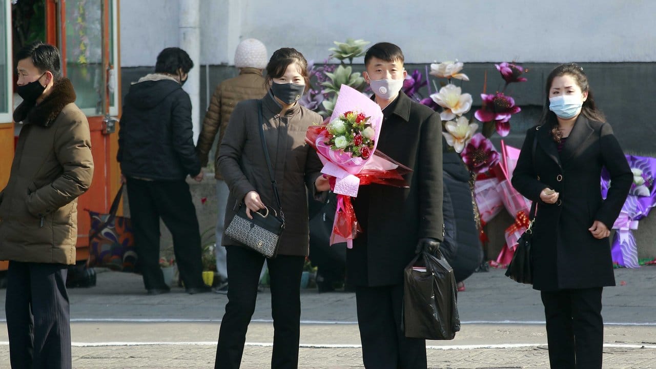 Auch in Nordkoreas Hauptstadt Pjöngjang gibt es zum Frauentag Blumen.