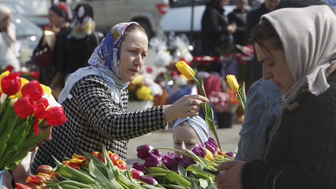Eine Frau im tschetschenischen Grosny kauft Tulpen auf einem Blumenmarkt.