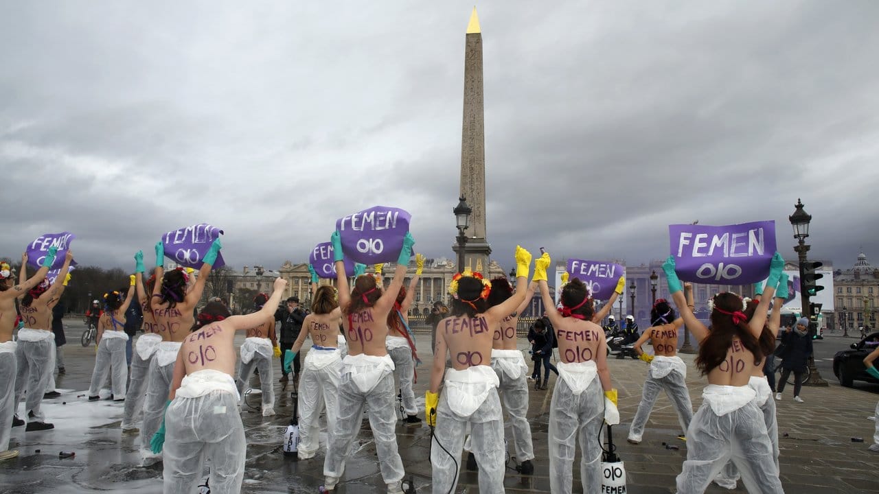 Aktivistinnen in Paris protestieren zum Internationalen Frauentag auf dem Place de la Concorde.