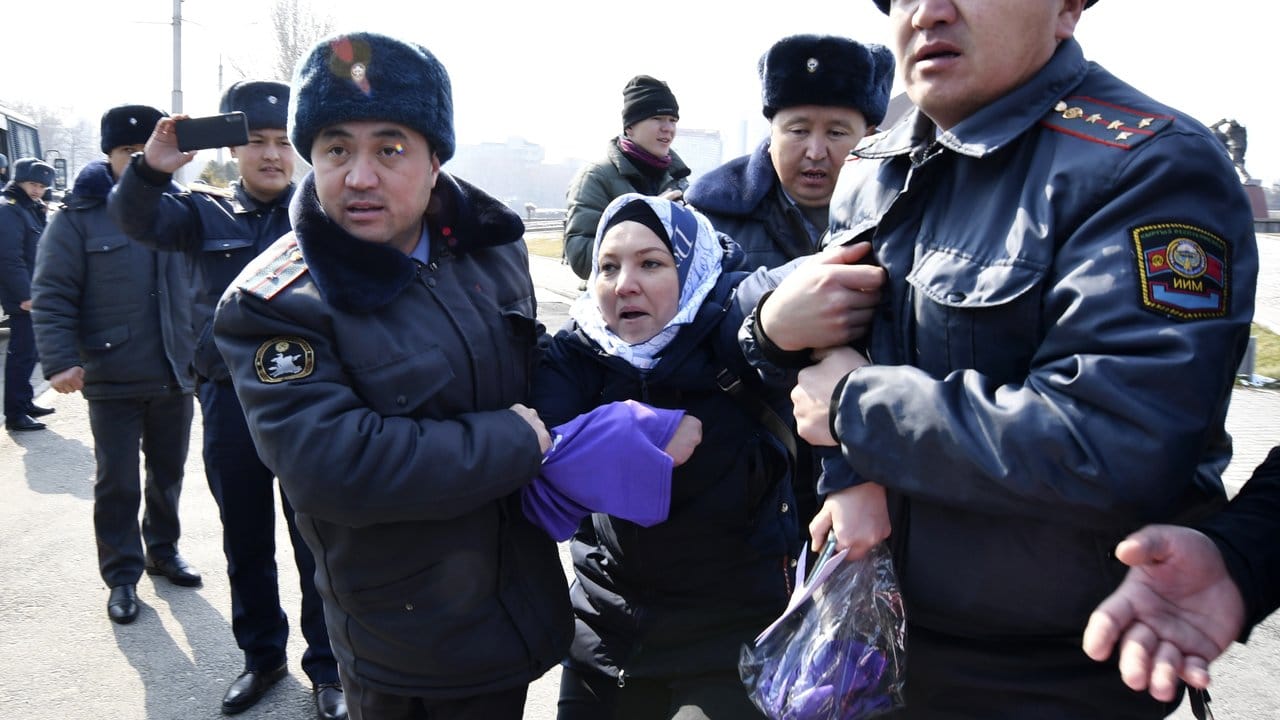 Polizisten im autoritär regierten Kirgistan führen eine Aktivistin der feministischen Bewegung Femen ab.