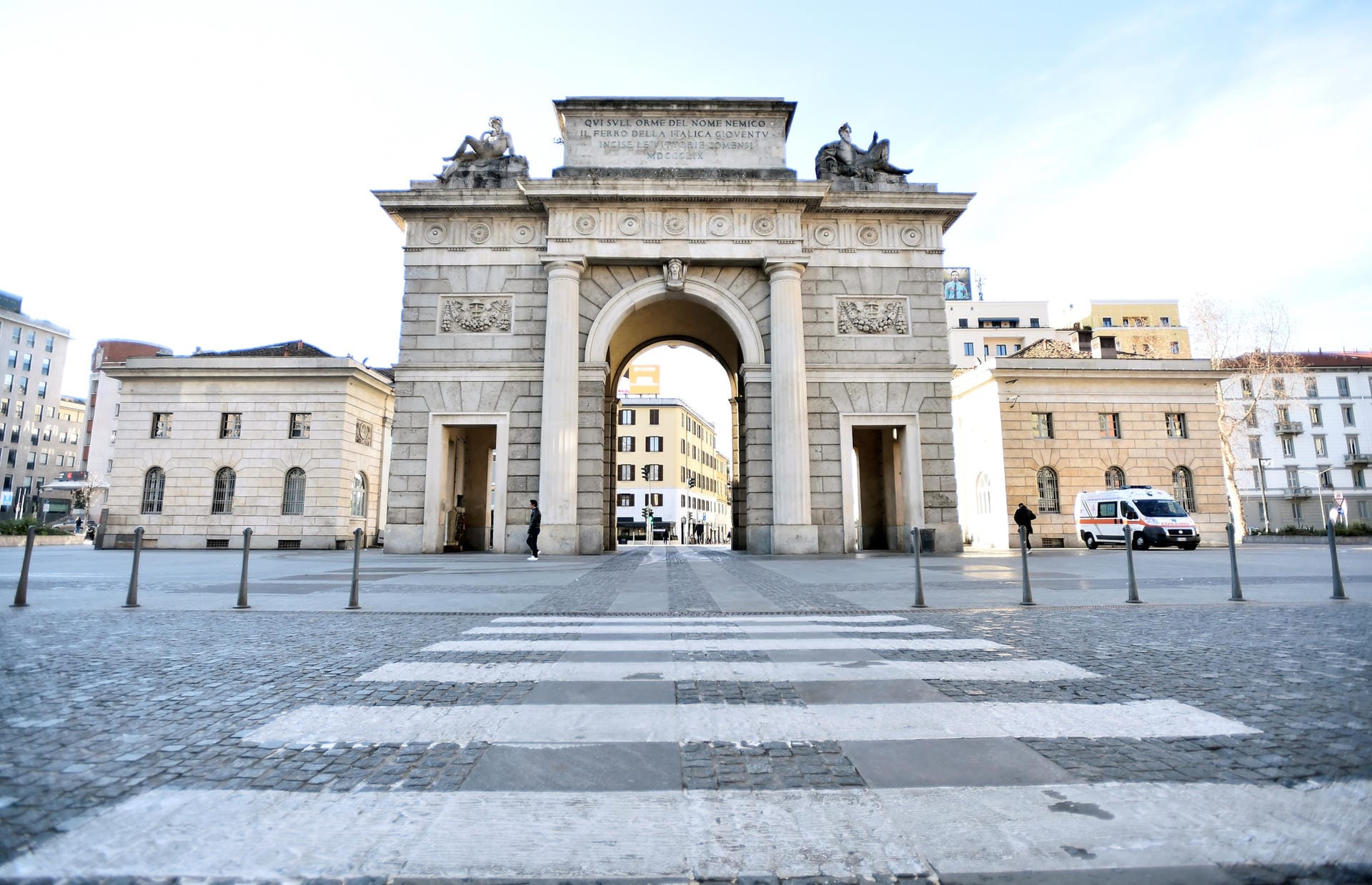 Blick auf die Porta Garibaldi: Nur wenige Menschen passieren momentan das bekannte Stadttor.