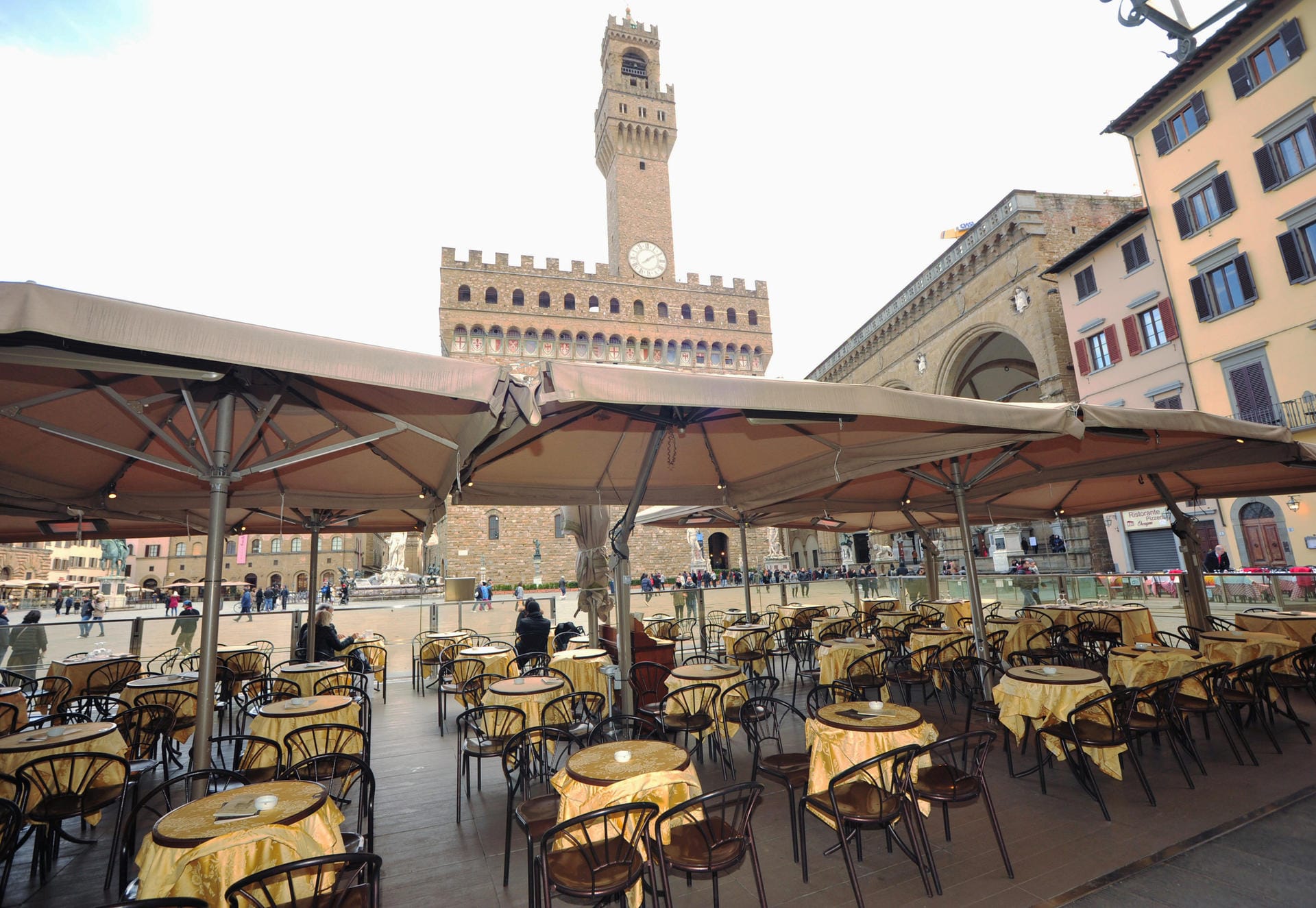 Leere Restaurants am Palazzo Vecchio in Florenz: Auch die vielbesuchte Stadt ist von den Auswirkungen des Coronavirus betroffen.