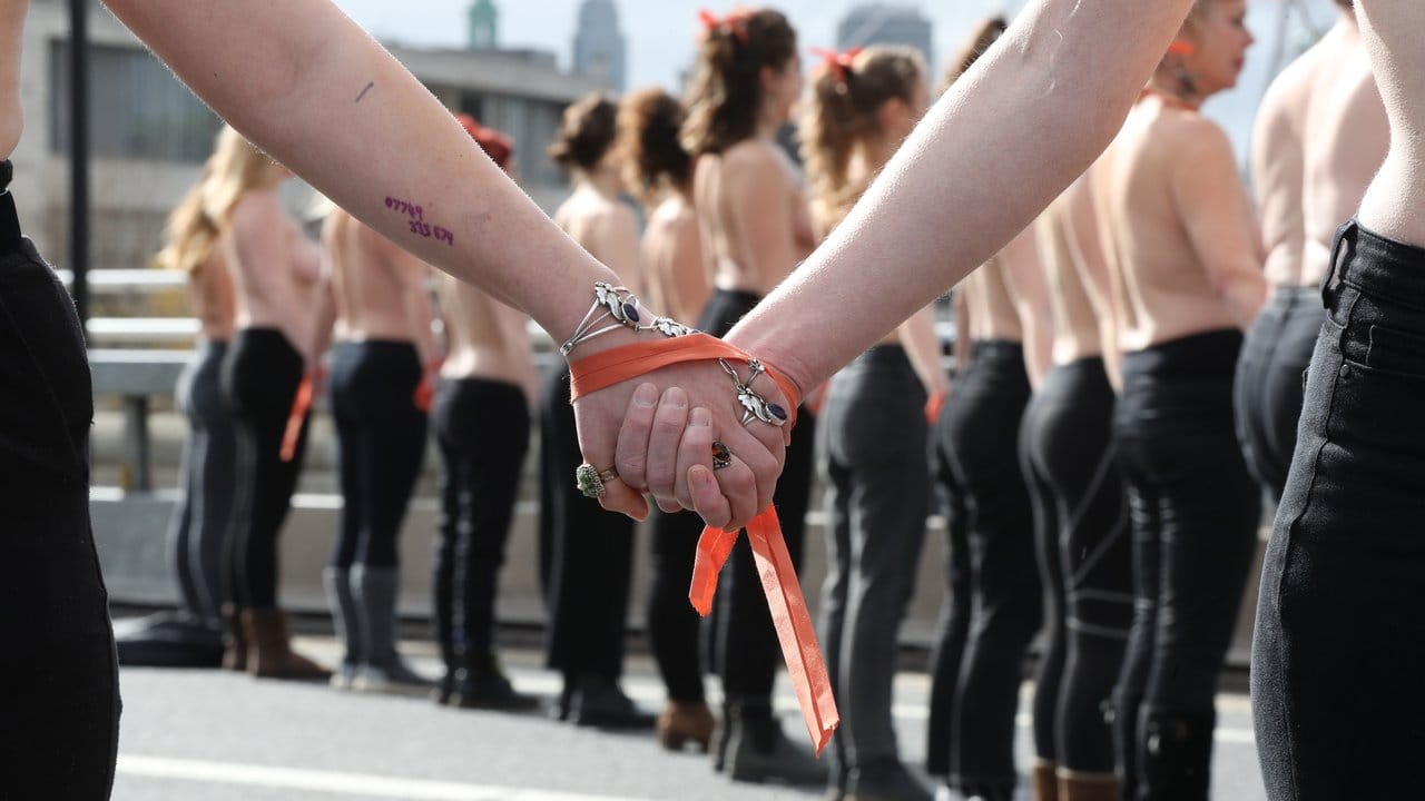 Frauen bilden eine Menschenkette im Zentrum Londons.