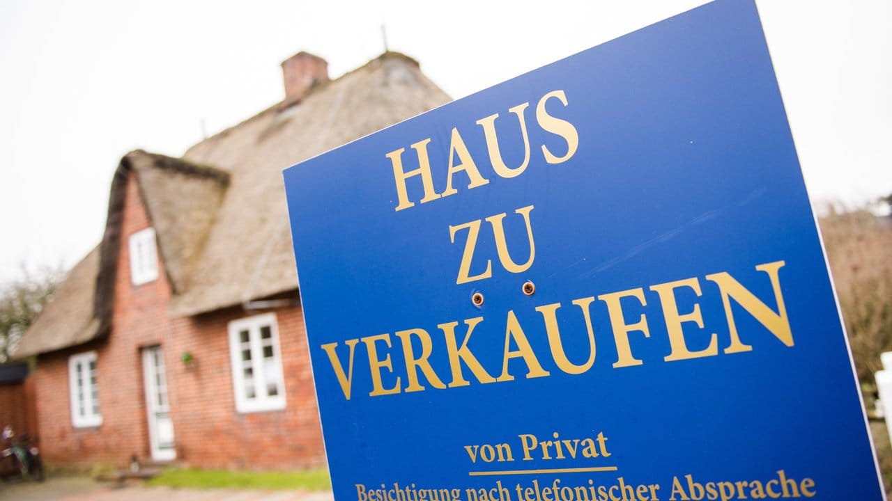 Wer seine Immobilie verkauft, muss unter Umständen den Gewinn versteuern. Wer seine Immobilie verkauft, muss unter Umständen den Gewinn versteuern.