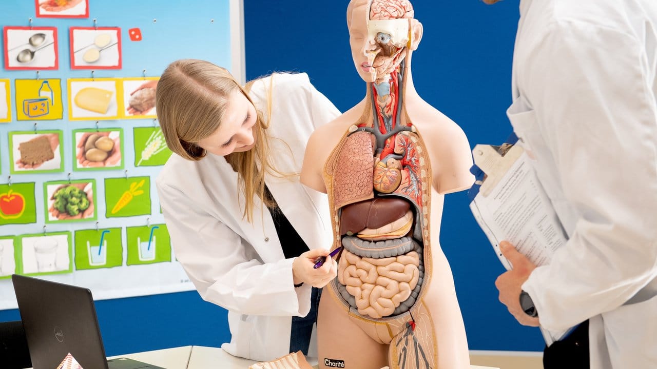 Für Denise Jung sind die spannendsten Fächer Biochemie, Anatomie und spezielle Krankheitslehre sowie die dazugehörige Diätetik. Für Denise Jung sind die spannendsten Fächer Biochemie, Anatomie und spezielle Krankheitslehre sowie die dazugehörige Diätetik.