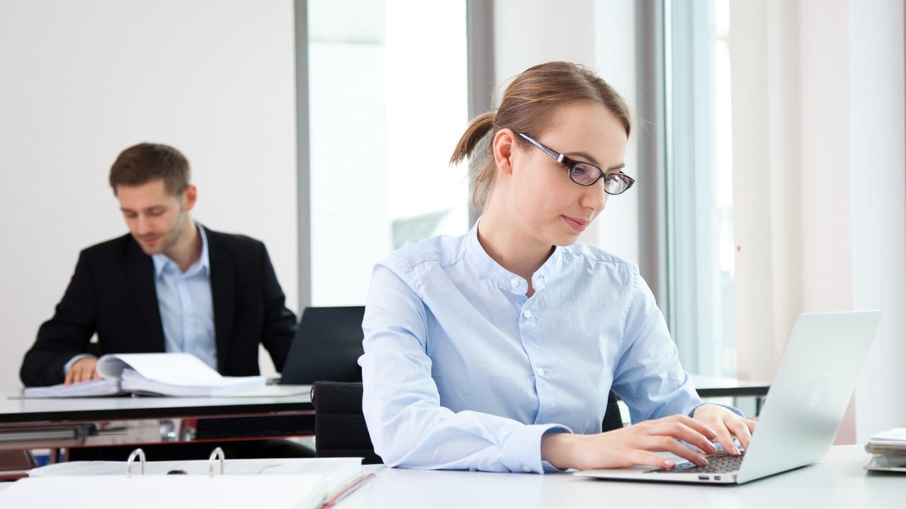 Arbeiten nach dem Desk-Sharing-Prinzip? Die Arbeitsbedingungen sollten Bewerber beim Vorstellungsgespräch abklopfen, um sich später im Büro wohlzufühlen. Arbeiten nach dem Desk-Sharing-Prinzip? Die Arbeitsbedingungen sollten Bewerber beim Vorstellungsgespräch abklopfen, um sich später im Büro wohlzufühlen.