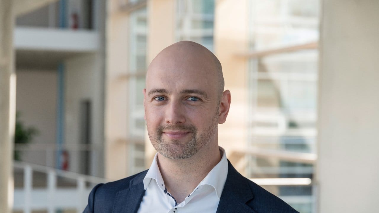 Dennis Stolze ist Leiter des Teams Cognitive Environments am Fraunhofer Institut für Arbeitswirtschaft und Organisation. Dennis Stolze ist Leiter des Teams Cognitive Environments am Fraunhofer Institut für Arbeitswirtschaft und Organisation.