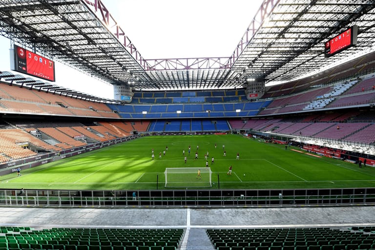 In Italien wurden mehrere Spiele abgesagt, inzwischen hat sich die Liga für Geisterspiele ausgesprochen. So kam es bei vielen Spielen zu einer leeren Kulisse wie hier beim Spiel zwischen der AC Mailand und CFC Genua.