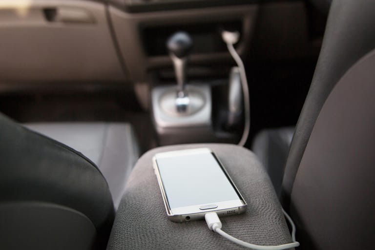 Wer ein Auto hat kann das alte Smartphone beispielsweise als Alarmanlage für das Fahrzeug nutzen. Experten nennen hier Apps, die bei einem Standortwechsel eine SMS verschicken. Das Handy sollte dabei so versteckt werden, dass es Strom und GPS-Empfang hat, beispielsweise im Kofferraum. Dann könne das Auto jederzeit geortet werden.