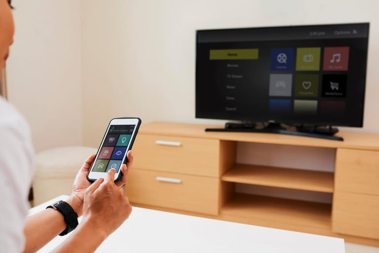 Das alte Smartphone kann auch als Fernbedienung für einen Smart TV dienen. Das TV-Gerät lässt sich mithilfe einer Bluetooth- oder WLAN-Verbindung dann auch per Smartphone steuern. In der App finden können Sie zudem schnell auf wichtige Funktionen Ihres Smart TVs zugreifen.