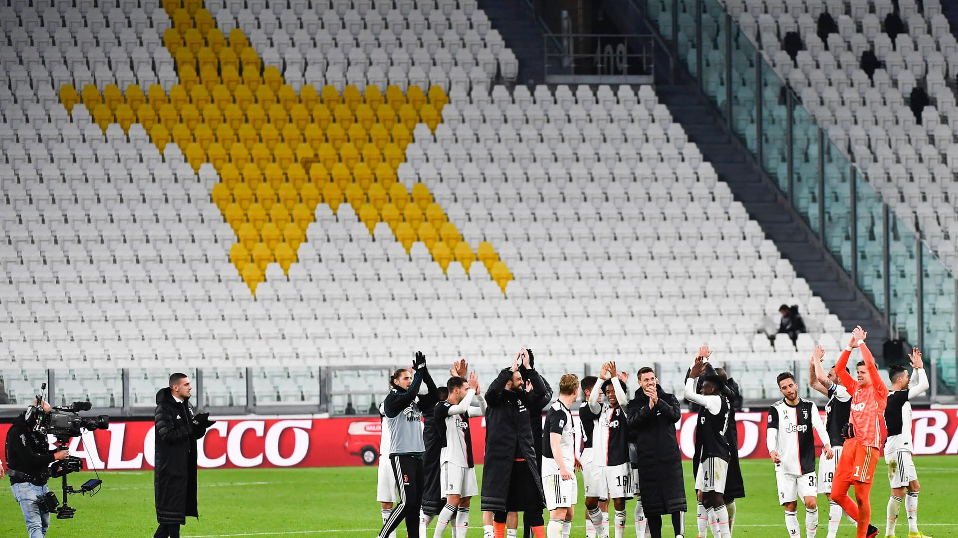 Geisterkulisse beim Derby d'Italia. Ihren Sieg gegen Inter Mailand feierten die Stars von Juventus Turin ohne Fans. Der Grund: Das Coronavirus. Nicht nur in Italien, auch in anderen Ländern gibt es zahlreiche Beispiele für Änderungen aufgrund des Erregers. Wir stellen Ihnen einige davon vor.