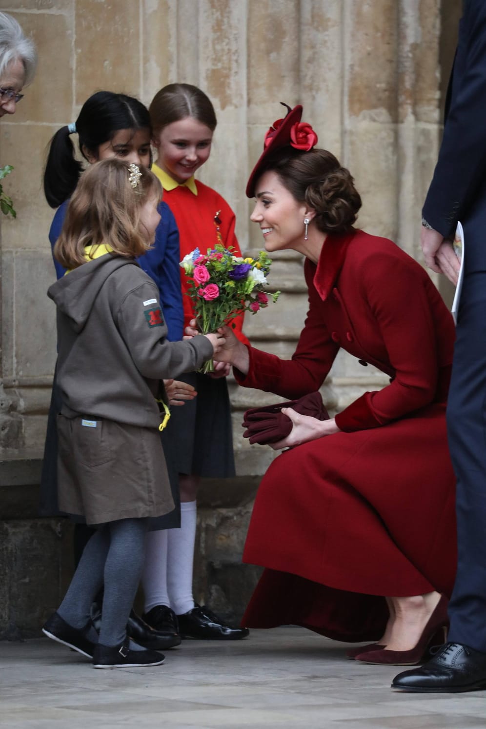 Herzogin Kate unterhielt sich nach dem Gottesdienst mit wartenden Kindern.