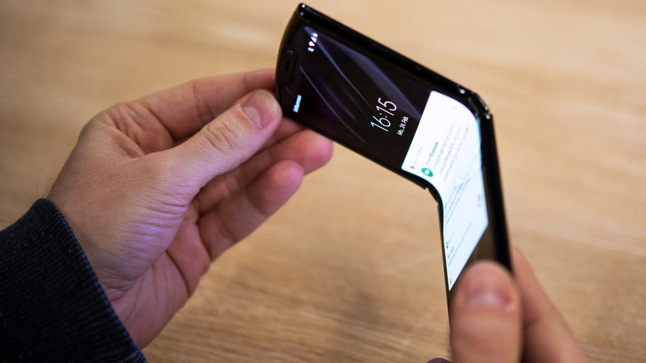 Klappe zu! Das Display des Motorola Razr 2019 biegt sich um die Kurve.