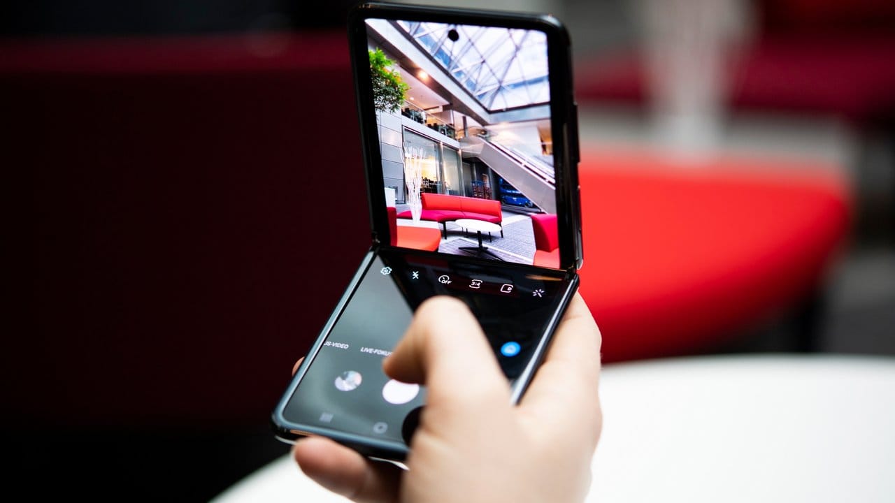Die Kamera-App des Samsung Galaxy Z Flip schaltet im geklappten Modus in eine spezielle Ansicht.