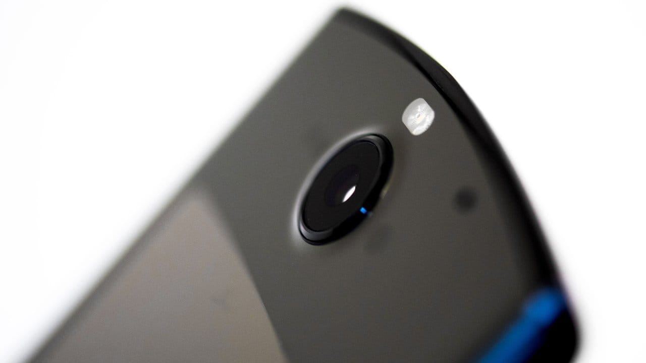 Die Hauptkamera des Motorola Razr 2019 nimmt im zugeklappten Zustand auch Selfies auf.