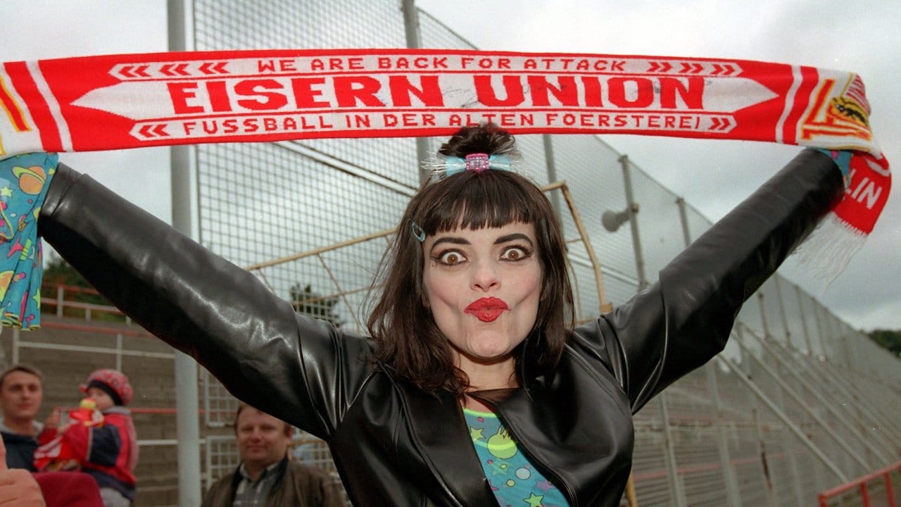 Nina Hagen mit einem Fan-Schal des damaligen Fußball-Regionalligaklubs 1. Nina Hagen mit einem Fan-Schal des damaligen Fußball-Regionalligaklubs 1.