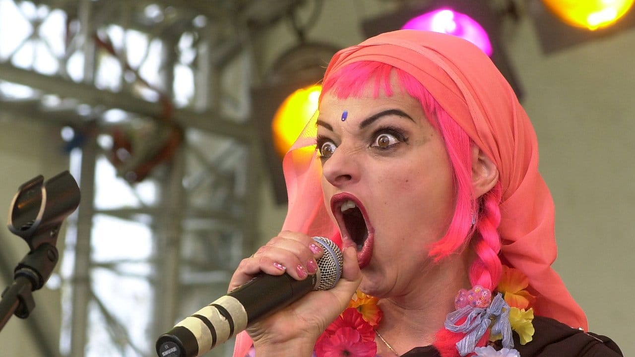 Nina Hagen bei einem Konzert in Frankfurt/Main 2001. Nina Hagen bei einem Konzert in Frankfurt/Main 2001.