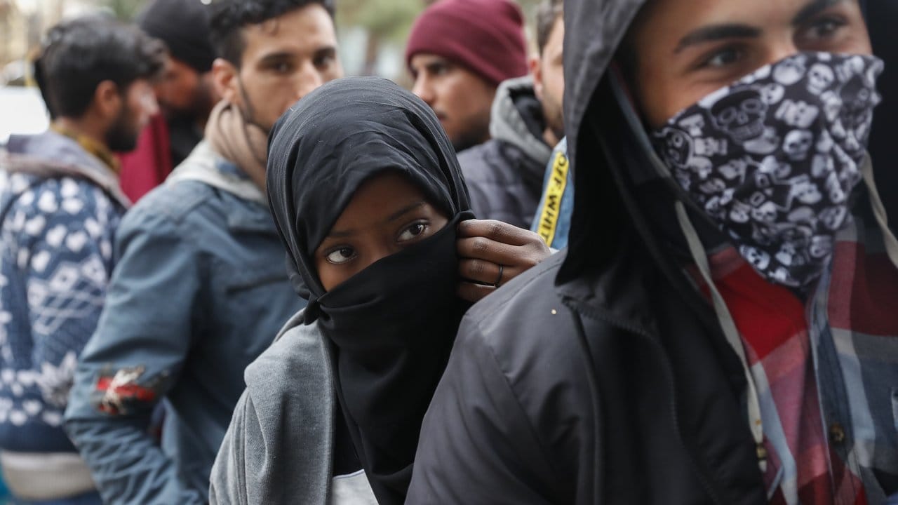 Migranten stehen in der Schlange vor einem Supermarkt in der Nähe der griechisch-türkischen Grenze.
