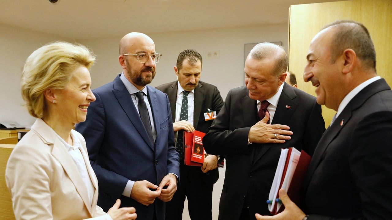 Ursula von der Leyen (l-r) und Charles Michel sprechen mit Recep Tayyip Erdogan und Mevlut Cavusoglu im Rahmen des Treffens der Staats- und Regierungschefs der EU und der Türkei.