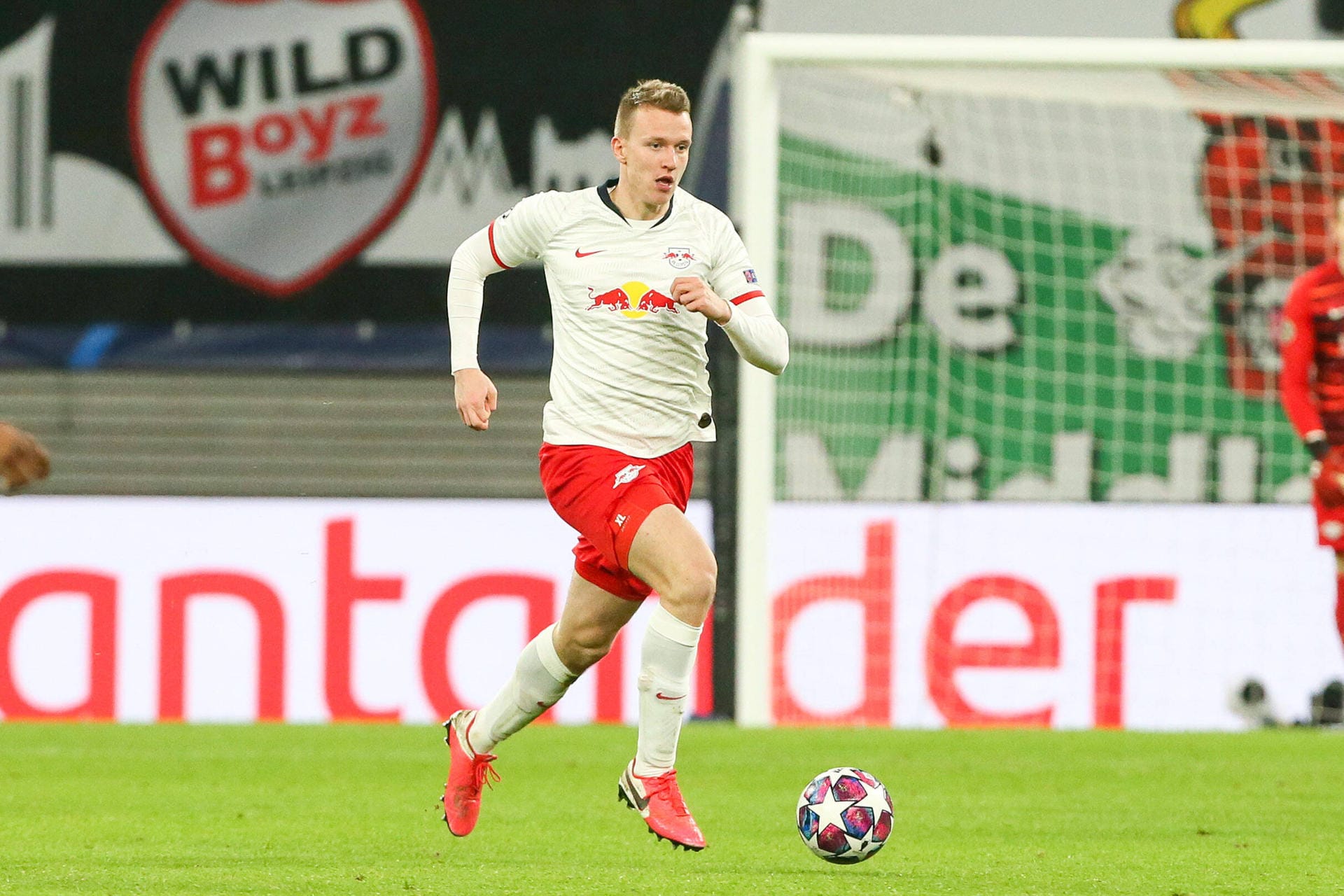 Lukas Klostermann: Hatte in der ersten Hälfte ab und zu Schwierigkeiten mit dem schnellen Lucas. Im Spiel nach vorne nicht ganz so auffällig wie sein Marcel Halstenberg auf der linken Seite in der Dreierkette. Steigerte sich im zweiten Durchgang und trug seinen Teil zum Sieg bei. NOTE 3 Lukas Klostermann: Hatte in der ersten Hälfte ab und zu Schwierigkeiten mit dem schnellen Lucas. Im Spiel nach vorne nicht ganz so auffällig wie sein Marcel Halstenberg auf der linken Seite in der Dreierkette. Steigerte sich im zweiten Durchgang und trug seinen Teil zum Sieg bei. NOTE 3