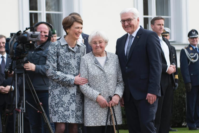 22. März 2017: Steinmeier am Tag der Vereidigung zum Bundespräsidenten mit seiner Frau Elke Büdenbender und seiner Mutter Ursula Steinmeier.
