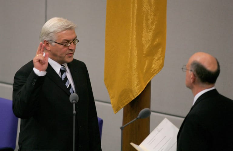 22. November 2005: Steinmeier bei seiner Vereidigung zum Bundesaußenminister durch Bundestagspräsident Norbert Lammert. Von 2013 bis 2017 wird er noch einmal Außenminister.