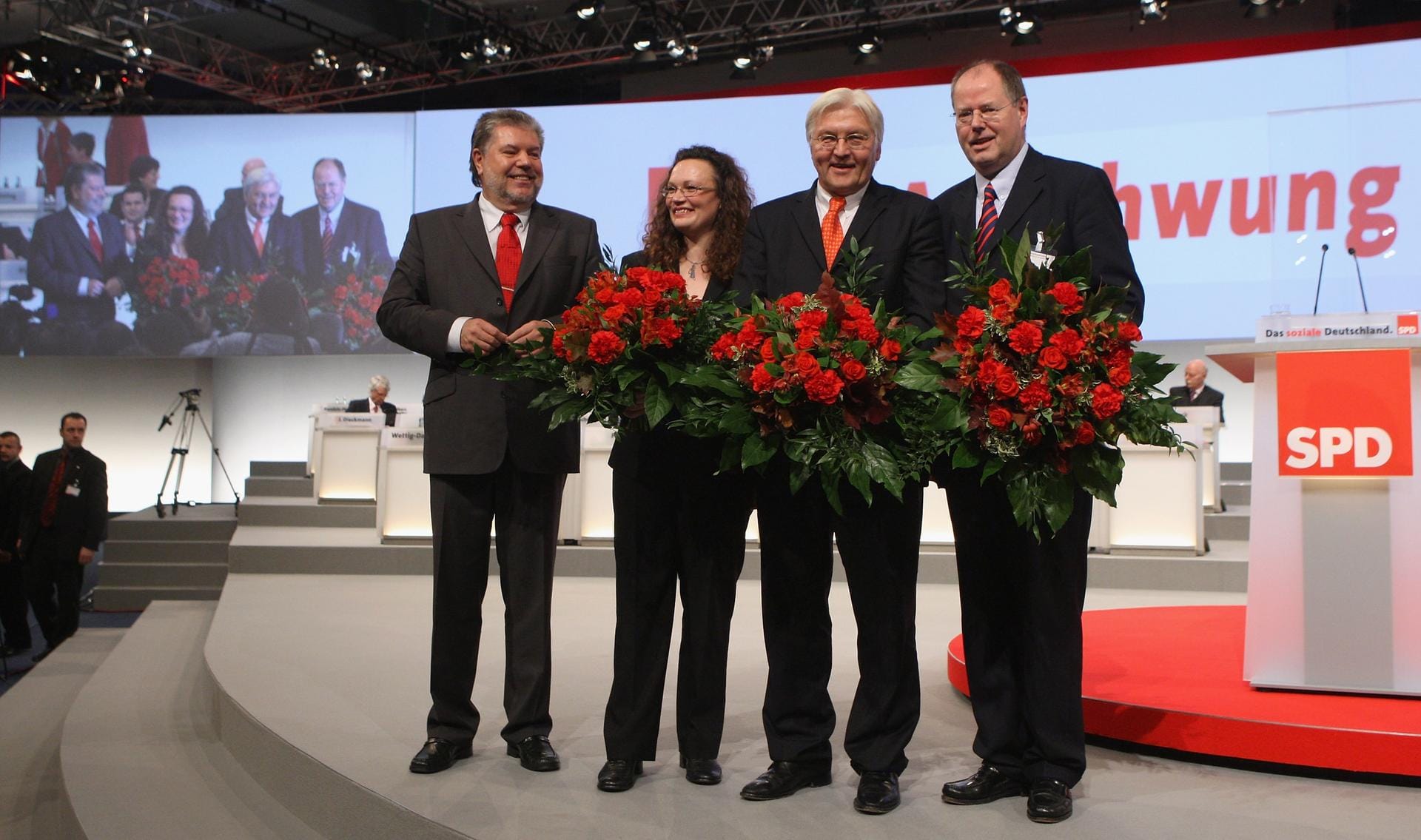26. Oktober 2007: Andrea Nahles, Frank-Walter-Steinmeier und Peer Steinbrück werden zu den neuen Vorsitzenden der SPD gewählt.