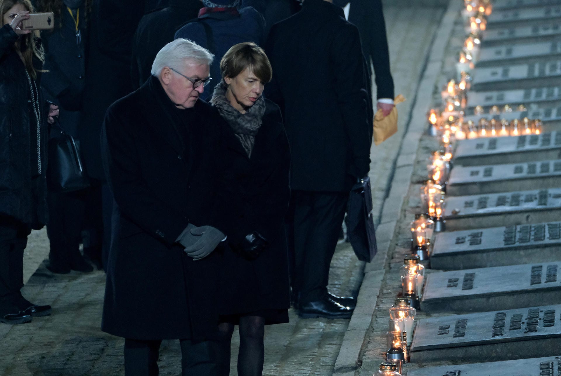 27. Januar 2020: Frank-Walter Steinmeier und seine Frau Elke Büdenbender legen am 75. Jahrestag der Befreiung von Auschwitz an einer Gedenkstätte in dem früheren Konzentrationslager Kerzen nieder.