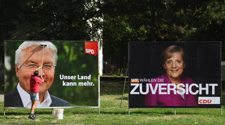 Steinmeier versucht sich 2009 als SPD-Kanzlerkandidat gegen Angela Merkel.