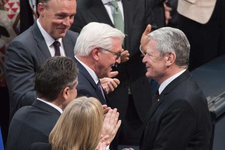 12. Februar 2017: Der scheidende Bundespräsident Joachim Gauck gratuliert seinem Nachfolger Steinmeier.