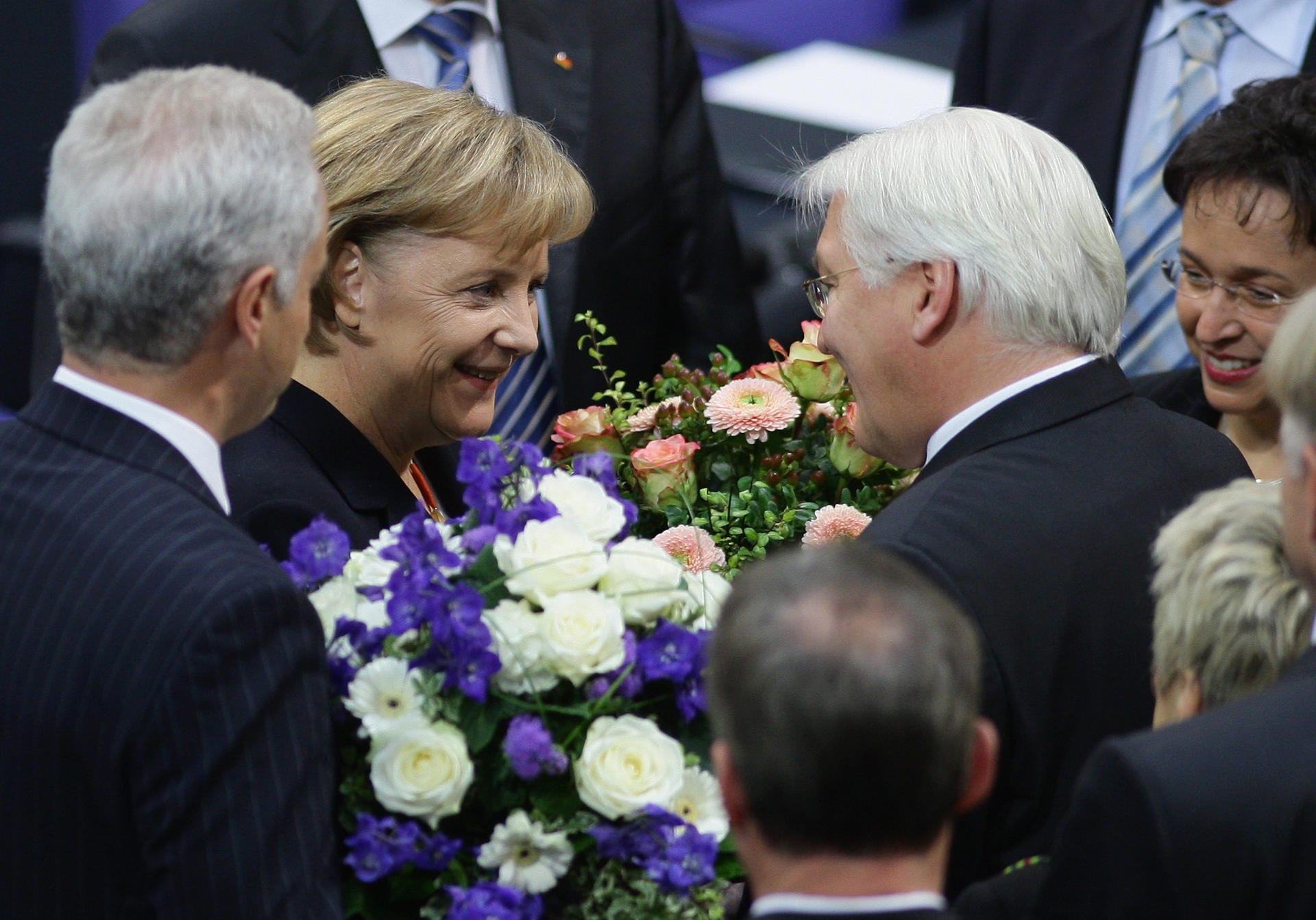 28. Oktober 2009: Ihr Gegenkandidat Steinmeier gratuliert Merkel zur Wiederwahl als Kanzlerin.