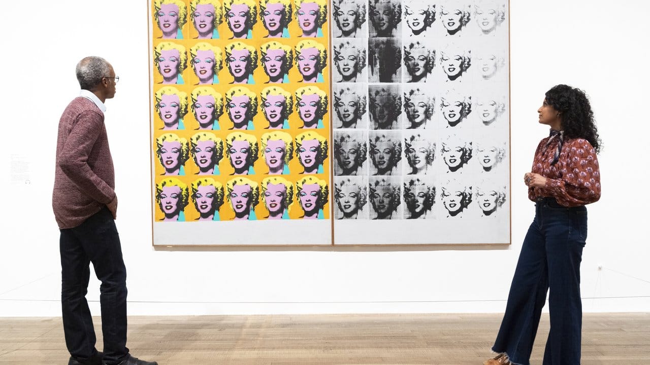 Mitarbeiter der Galerie betrachten das Kunstwerk "Marilyn Diptych" von Andy Warhol in der Tate Modern.